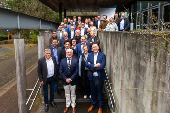 Groepsfoto van de burgemeesters die mee het klimaatbomenproject ondertekenden