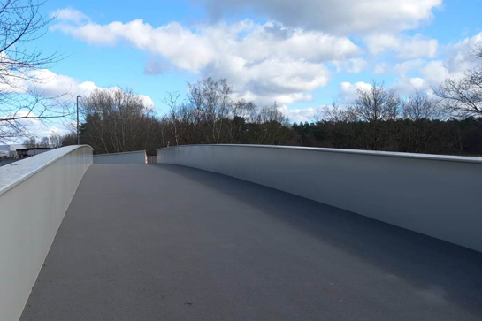 Een brede fietsbrug