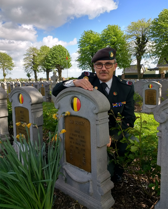 Kris Leenaers aan het graf van Peter Joseph Claes.